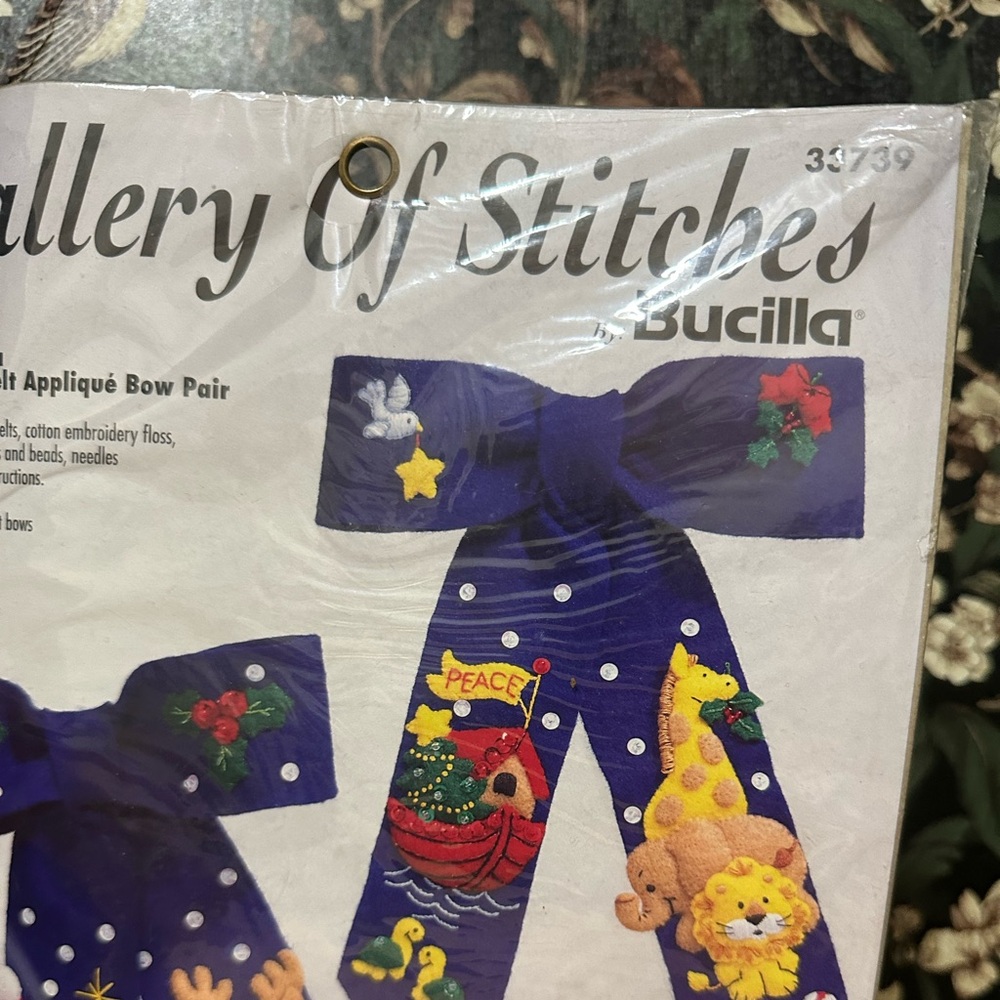BUCILLA Noah & Santa Jeweled Felt Applique Bow Pair Gallery Of Stitches - Picture 3 of 5